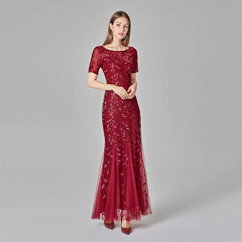 The banquet host wore a European and American fitted evening dress
