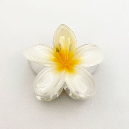 The colorful frangipani hairpin exudes a sense of sophistication