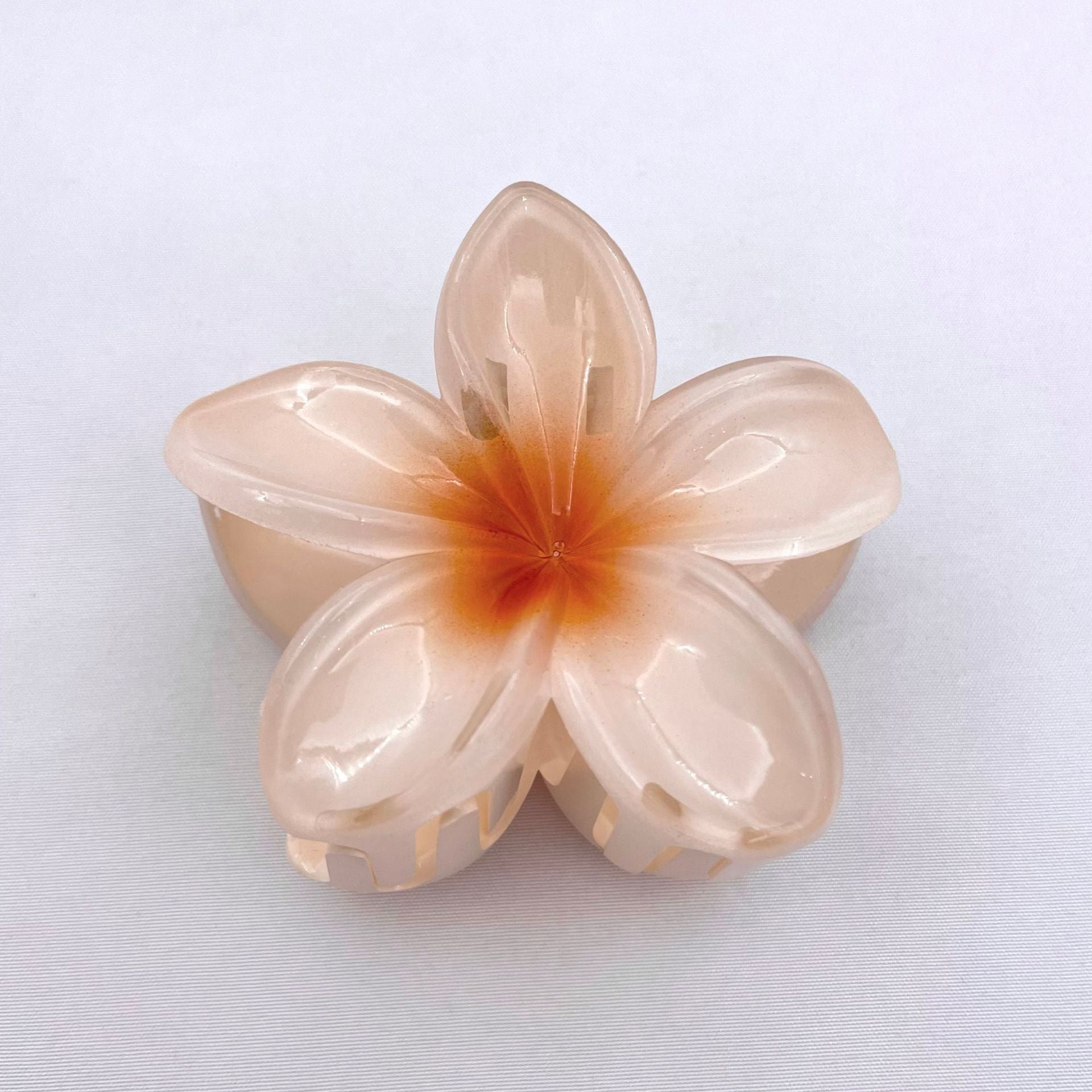 The colorful frangipani hairpin exudes a sense of sophistication