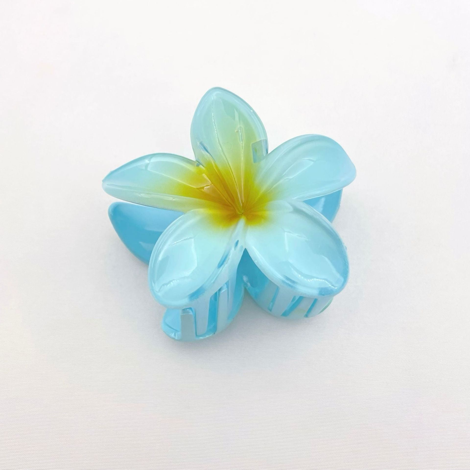 The colorful frangipani hairpin exudes a sense of sophistication