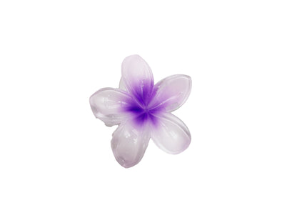 The colorful frangipani hairpin exudes a sense of sophistication
