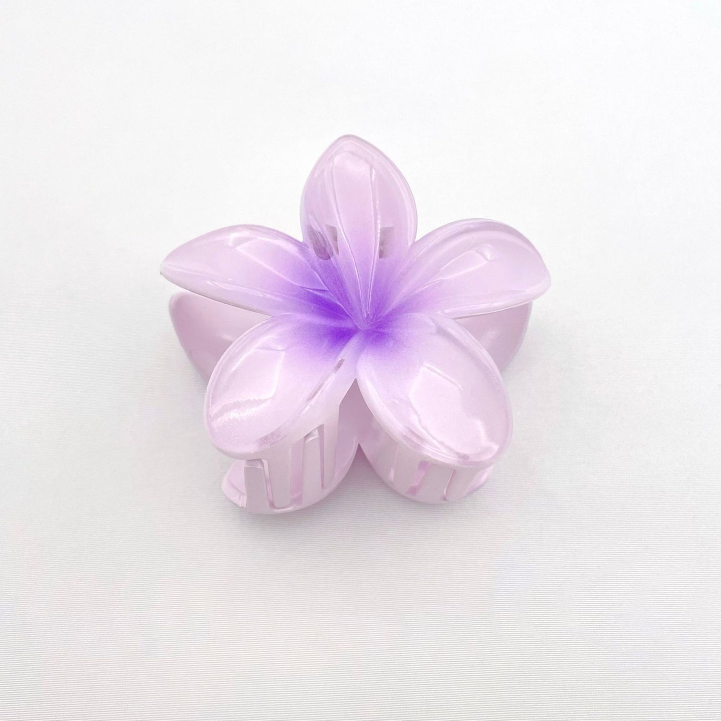 The colorful frangipani hairpin exudes a sense of sophistication