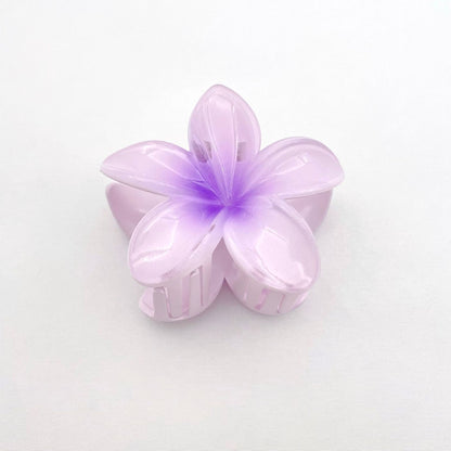 The colorful frangipani hairpin exudes a sense of sophistication
