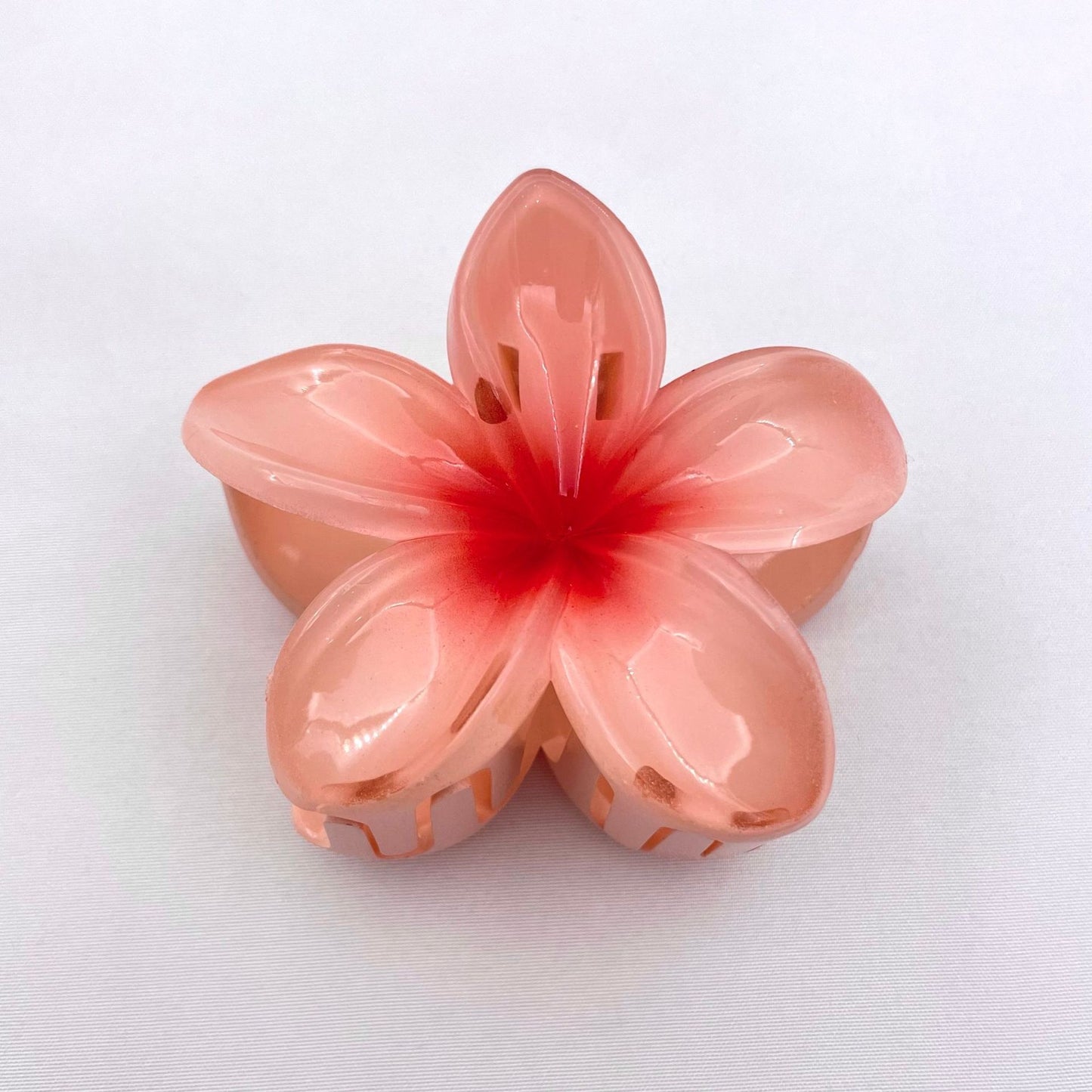 The colorful frangipani hairpin exudes a sense of sophistication