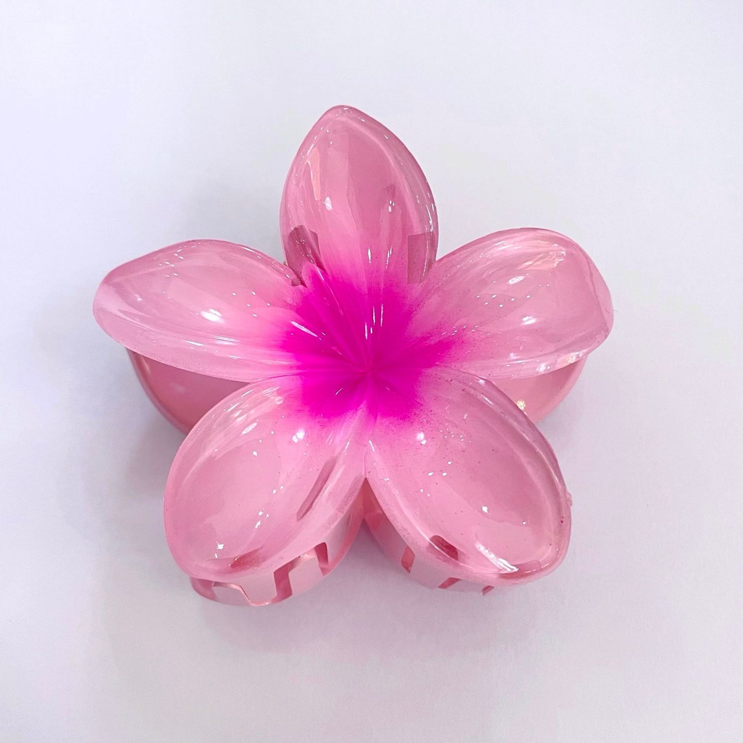 The colorful frangipani hairpin exudes a sense of sophistication