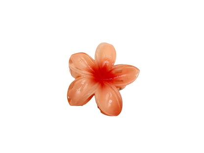 The colorful frangipani hairpin exudes a sense of sophistication