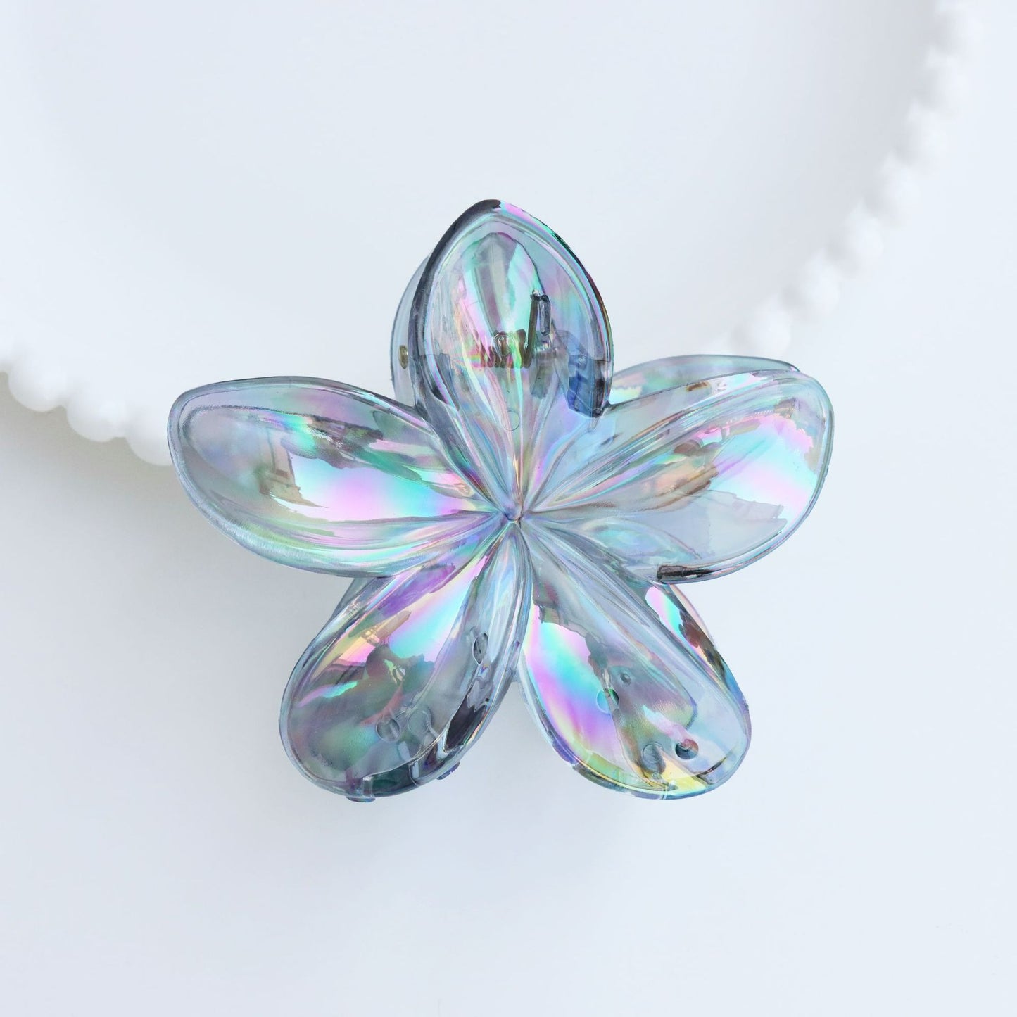 The colorful frangipani hairpin exudes a sense of sophistication