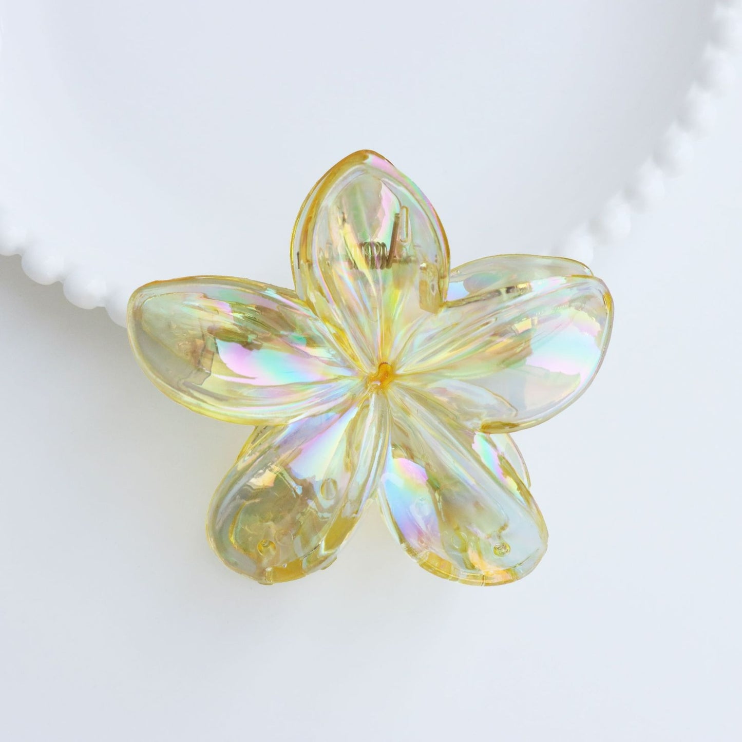 The colorful frangipani hairpin exudes a sense of sophistication