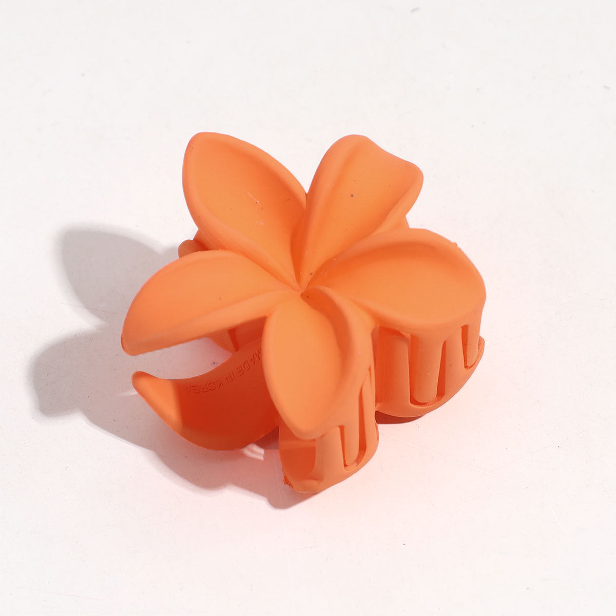 The colorful frangipani hairpin exudes a sense of sophistication