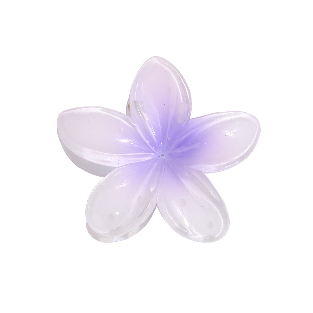 The colorful frangipani hairpin exudes a sense of sophistication