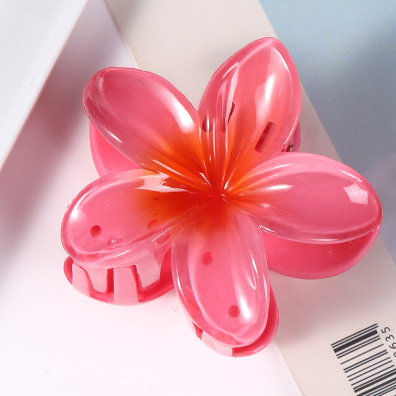 The colorful frangipani hairpin exudes a sense of sophistication