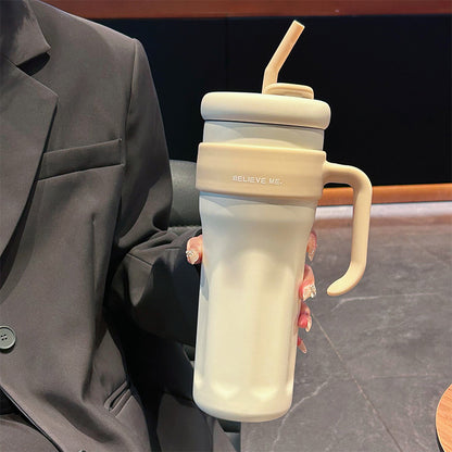 The giant insulated cup is a large-capacity water cup