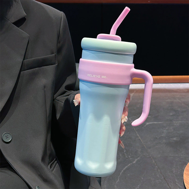 The giant insulated cup is a large-capacity water cup