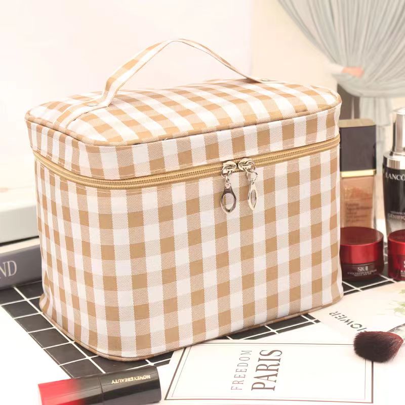 The large-capacity makeup bag is extremely popular and portable