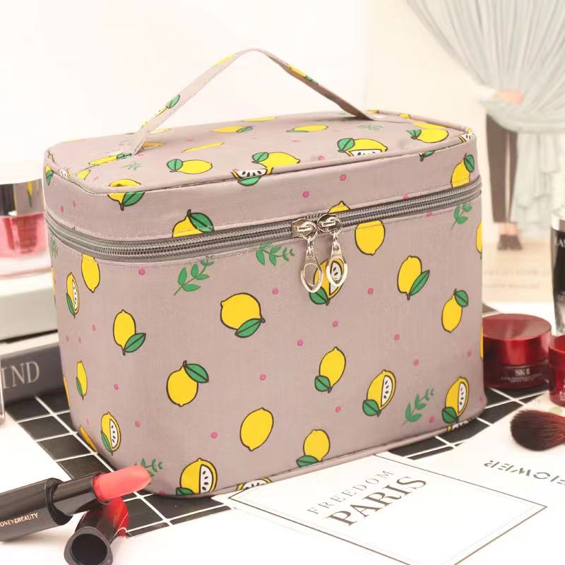 The large-capacity makeup bag is extremely popular and portable