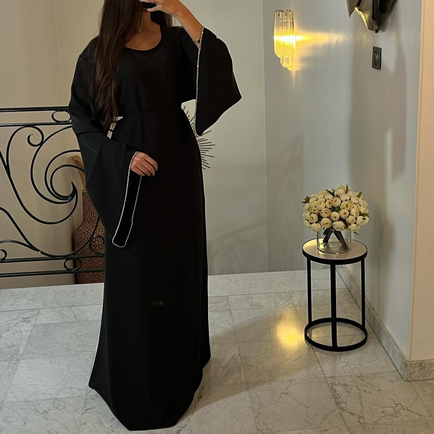 The long-sleeved dress with cuffs and chains