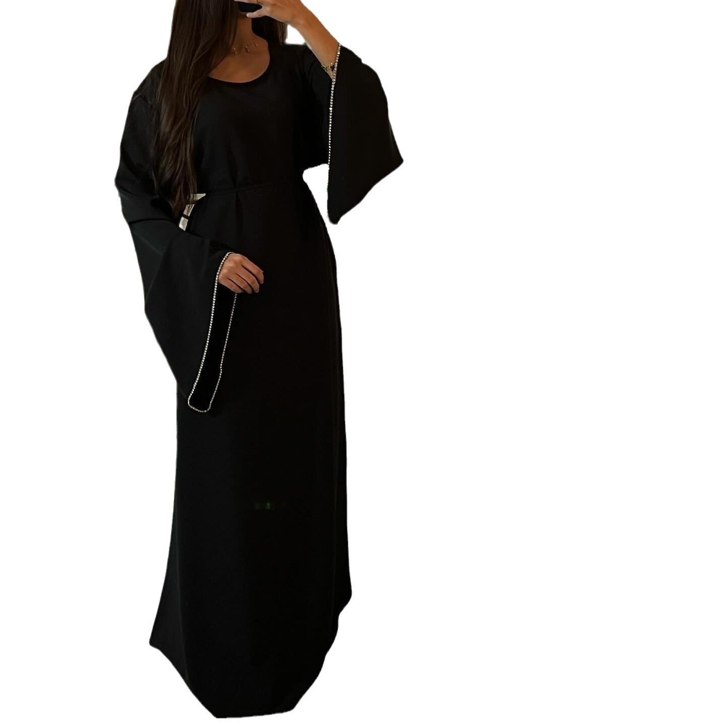 The long-sleeved dress with cuffs and chains