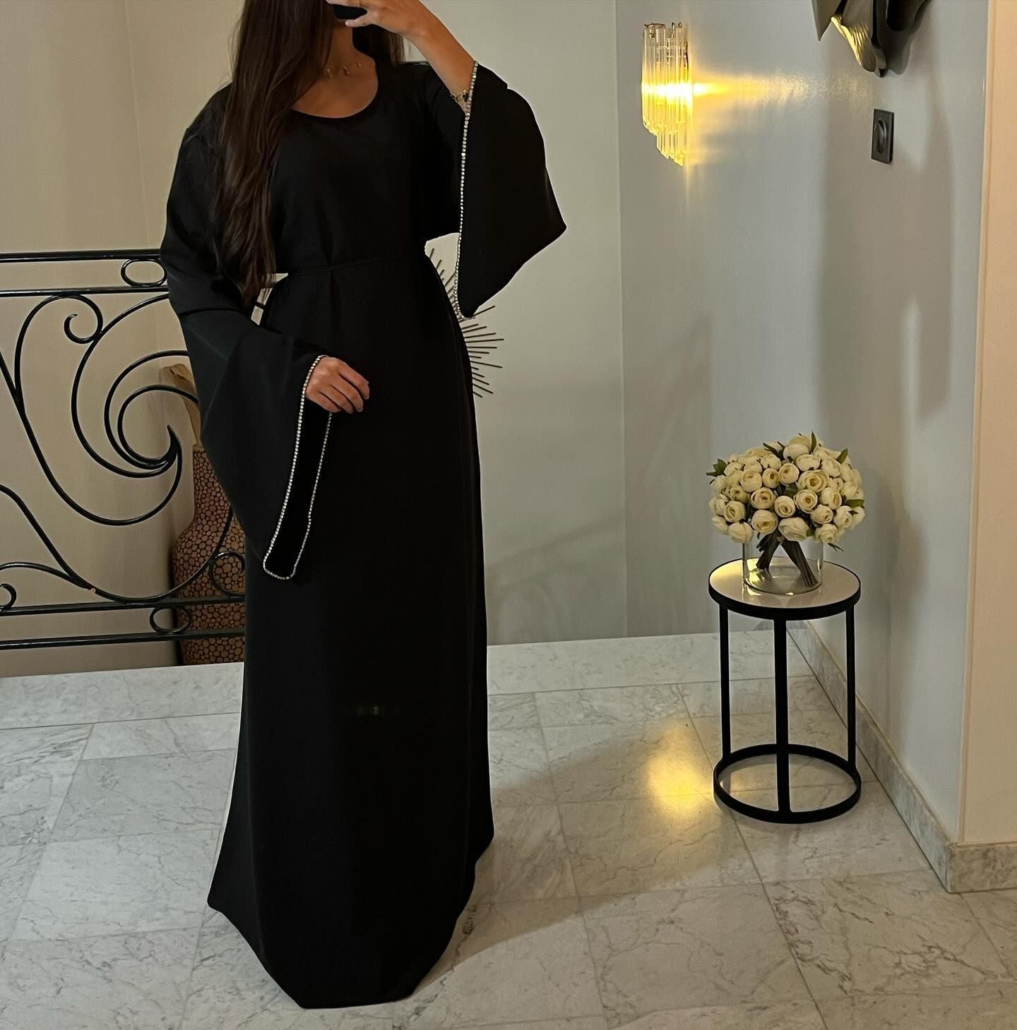The long-sleeved dress with cuffs and chains
