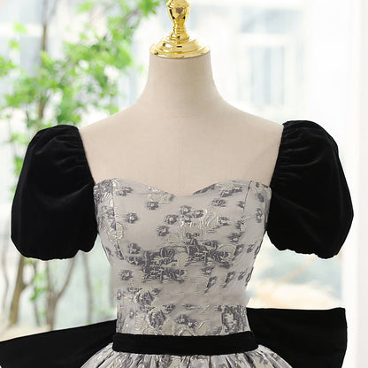 The puffy skirt performance dress makes the female examinee elegant