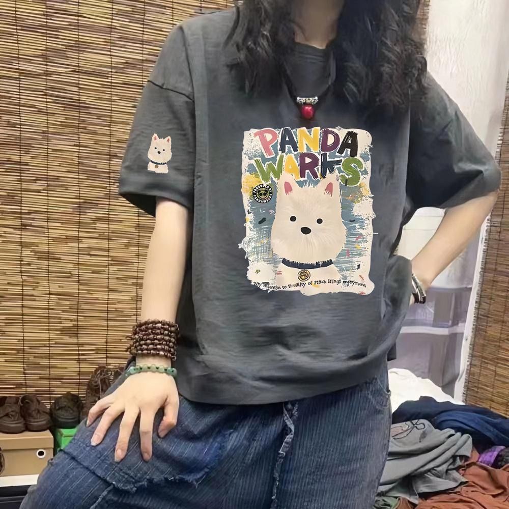 The pure cotton women's T-shirt is loose and slimming