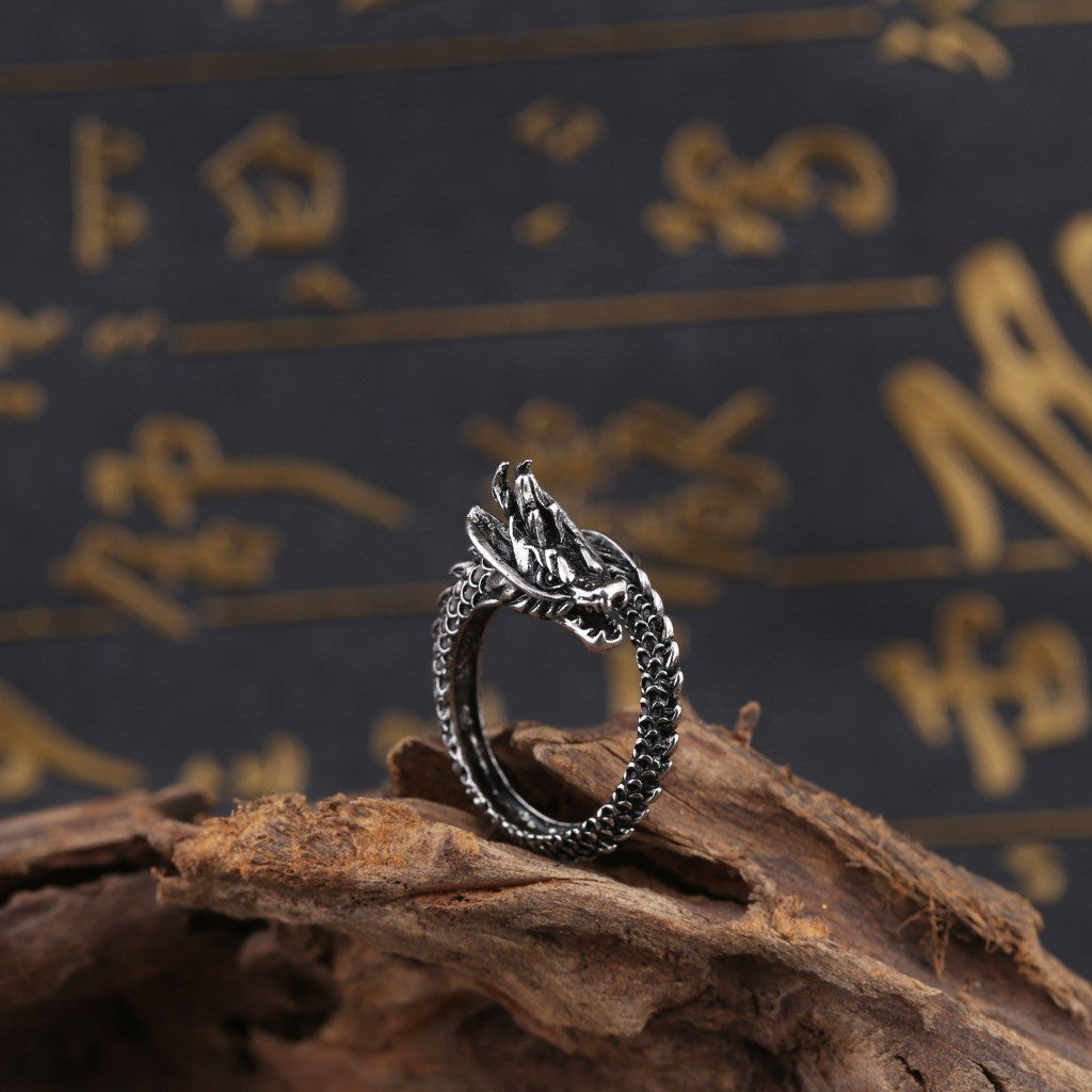 The retro dragon ring is a trendy male trend