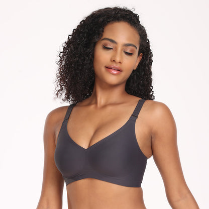The seamless lingerie with a large chest and thin design makes the breasts look smaller