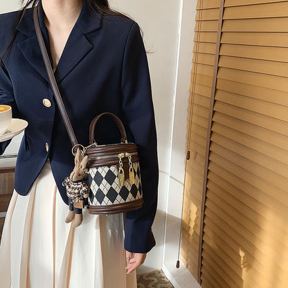 The small bag is a niche crossbody bag for women