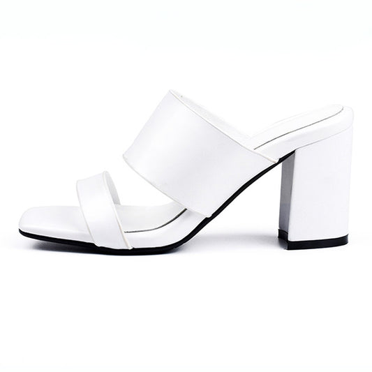 Thick-heeled black slippers for outdoor wear