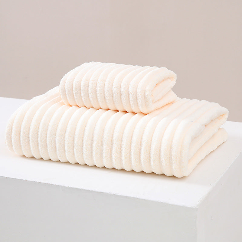 Thickened non-shedding bath towel and beach towel