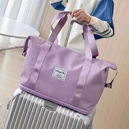 This travel bag has a large capacity and a super large handle