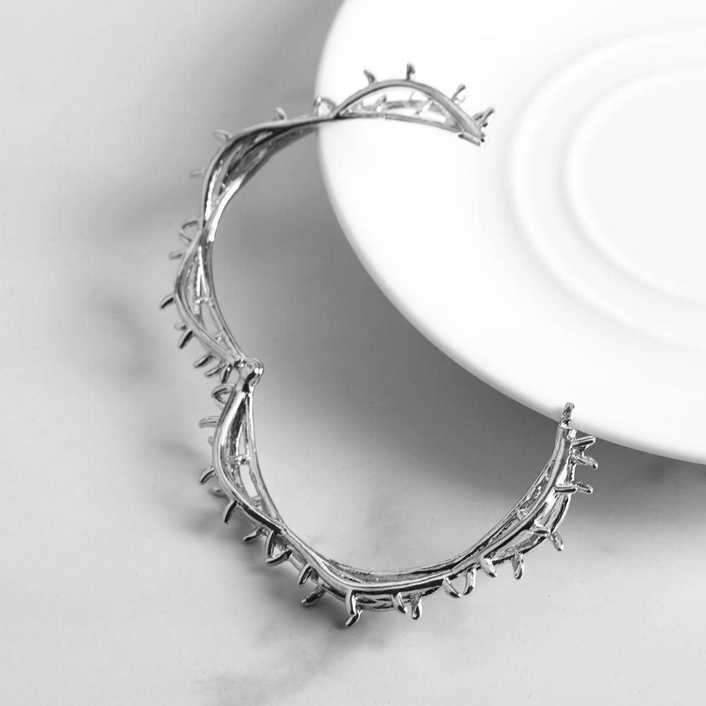 Thorn patterned bracelet