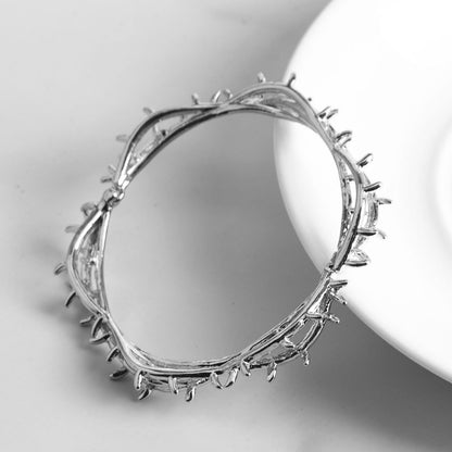 Thorn patterned bracelet