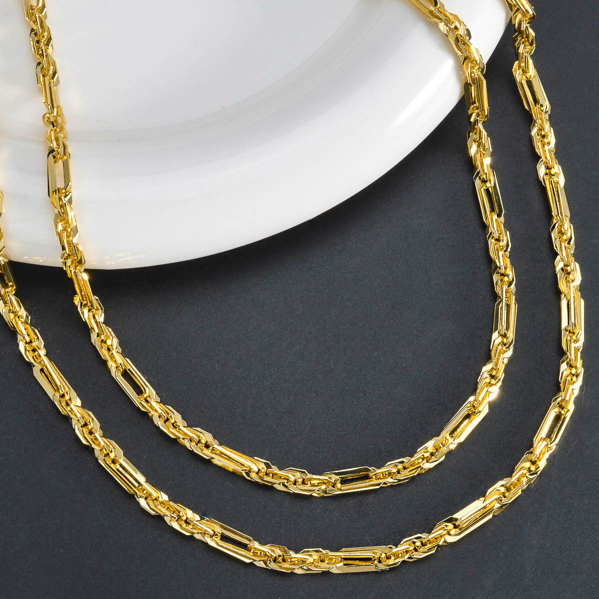 Three-layer twisted chain