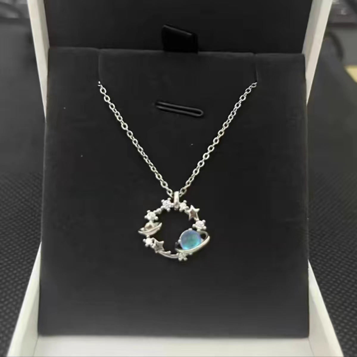 Three-second heart-fluttering necklace, butterfly dream collarbone chain for women.