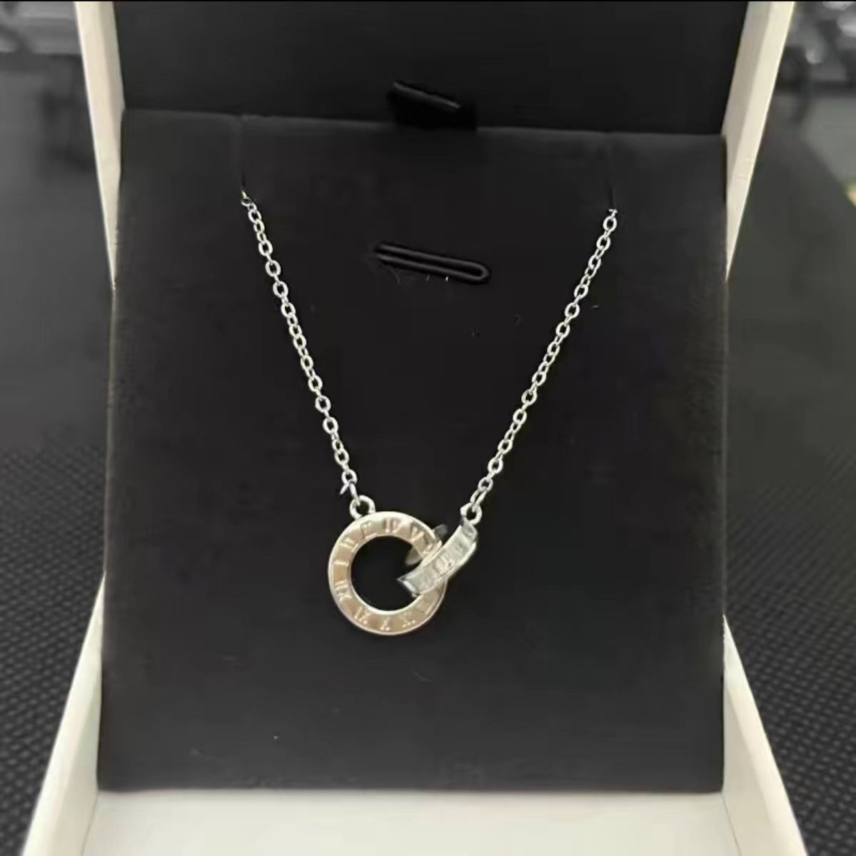 Three-second heart-fluttering necklace, butterfly dream collarbone chain for women.