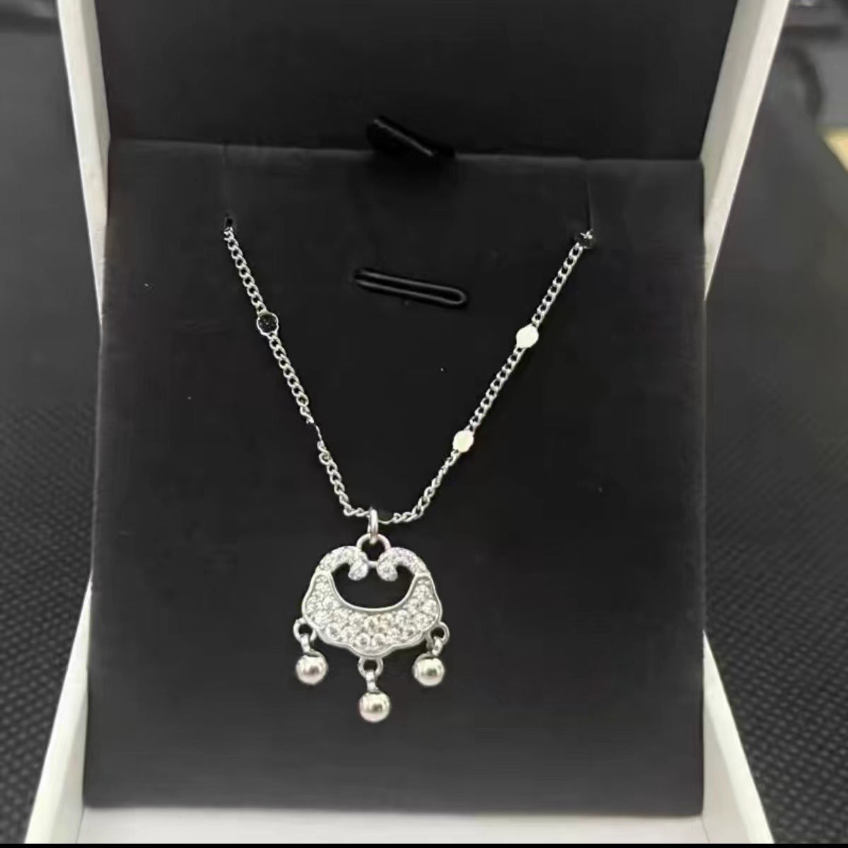 Three-second heart-fluttering necklace, butterfly dream collarbone chain for women.