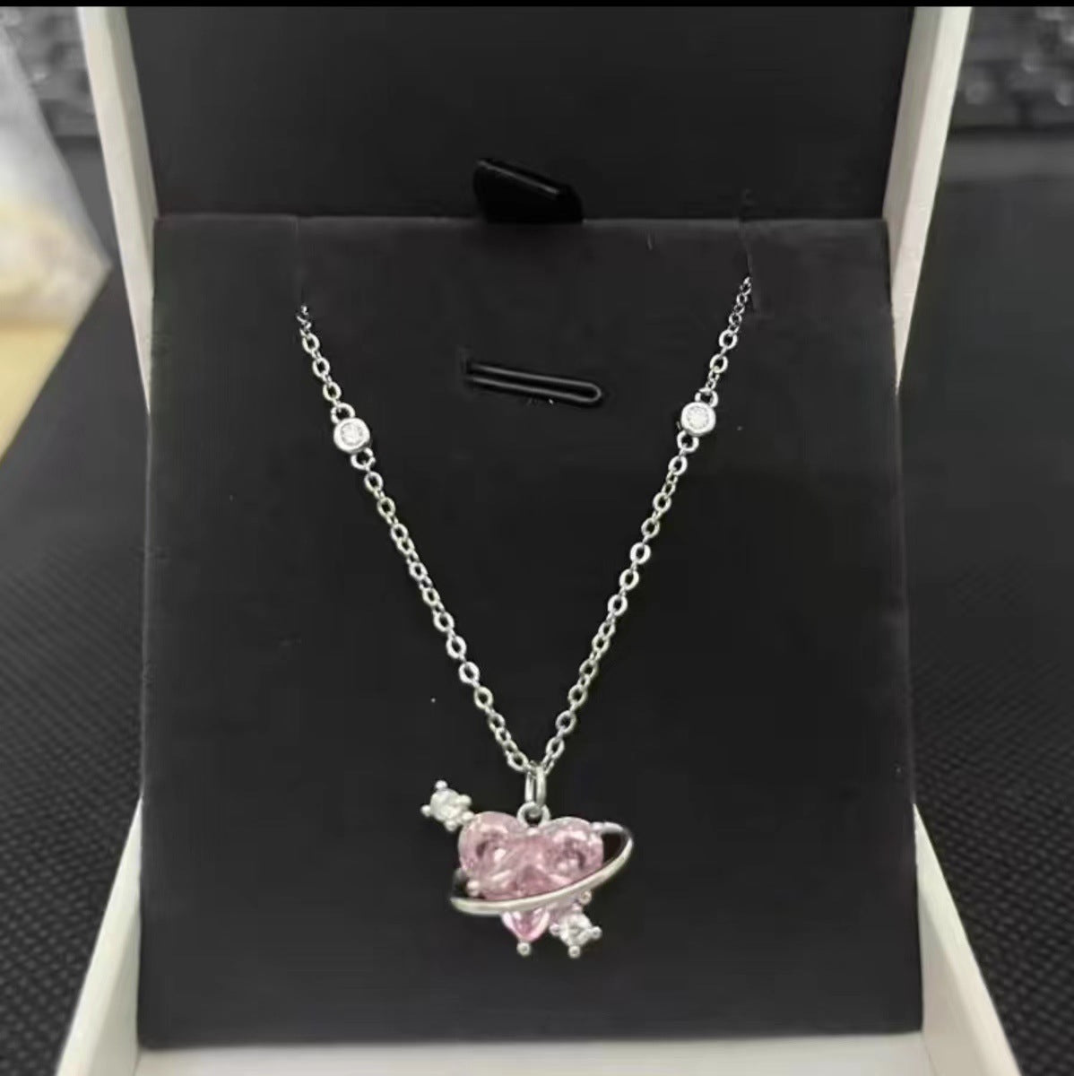 Three-second heart-fluttering necklace, butterfly dream collarbone chain for women.