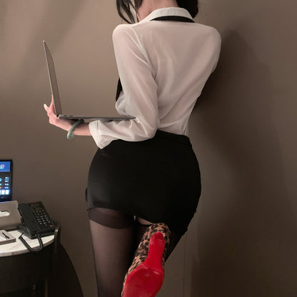 Tight-fitting sheath skirt