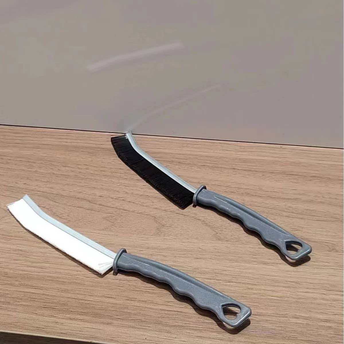 Tile cleaning brush