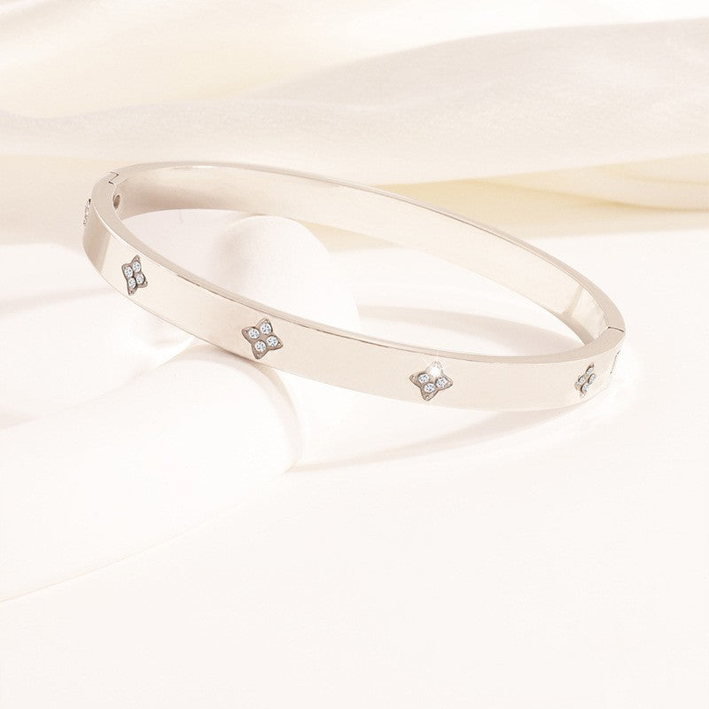 Titanium and steel bracelet set with diamonds