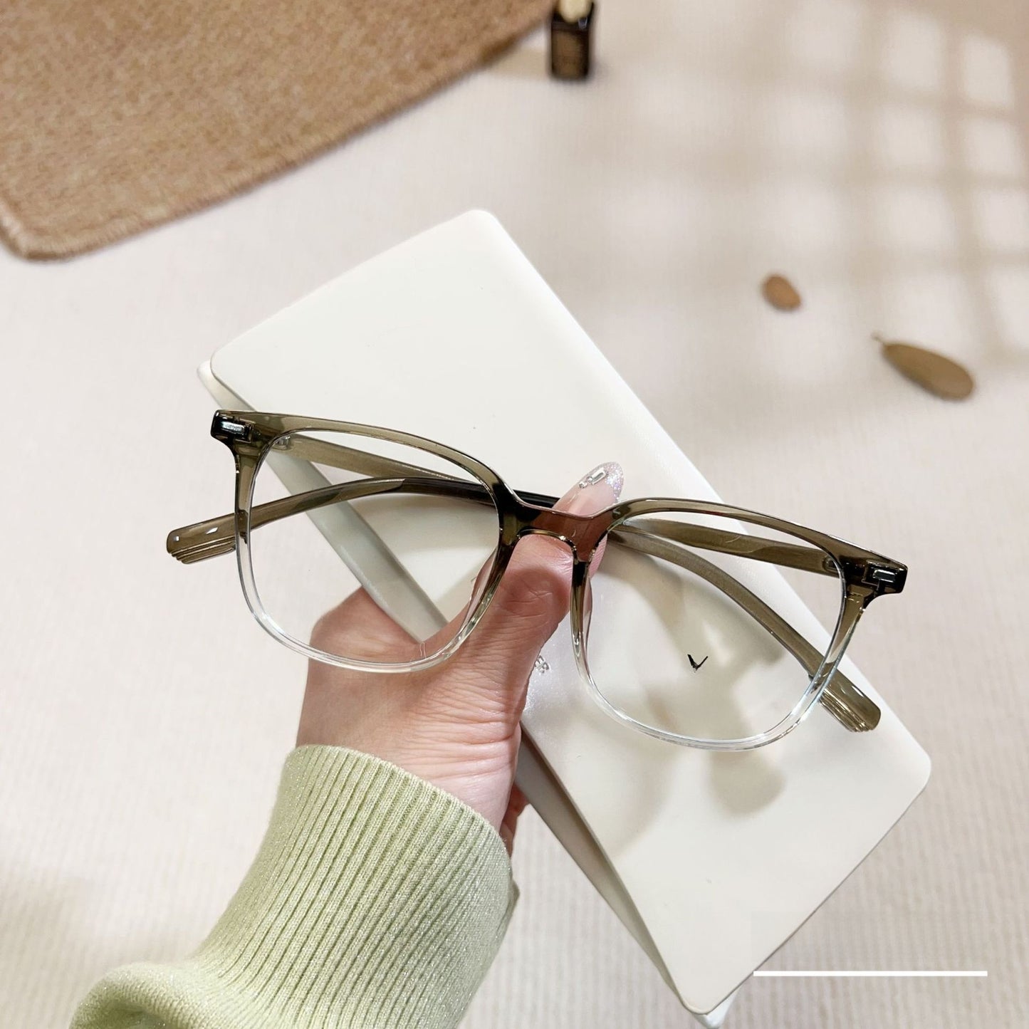 Transparent flat lens myopia glasses