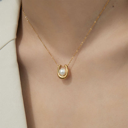 U-shaped pendant necklace