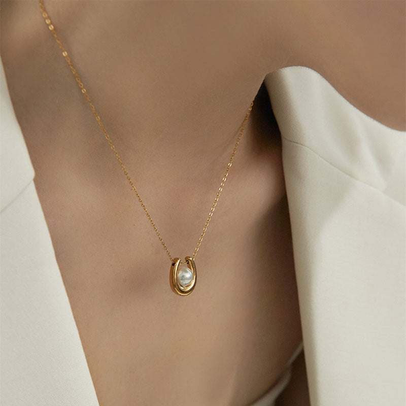 U-shaped pendant necklace