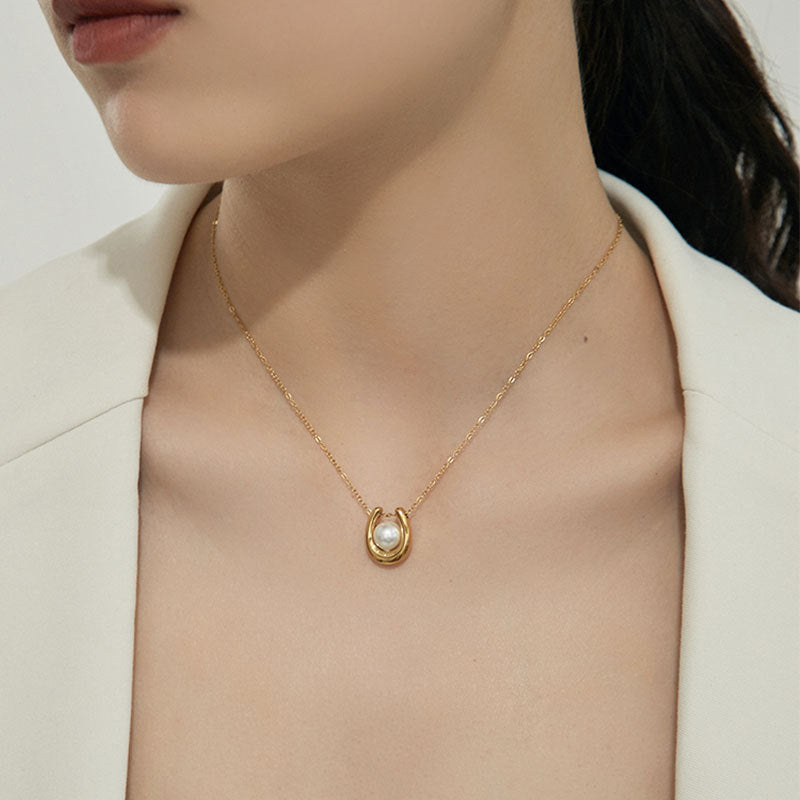 U-shaped pendant necklace