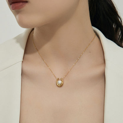 U-shaped pendant necklace