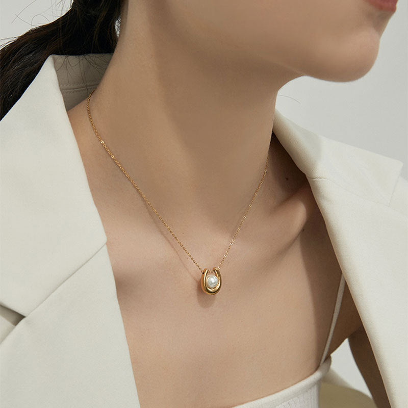 U-shaped pendant necklace