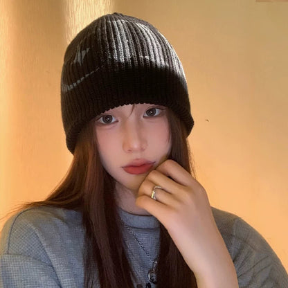 Unisex knitted beanie for warmth