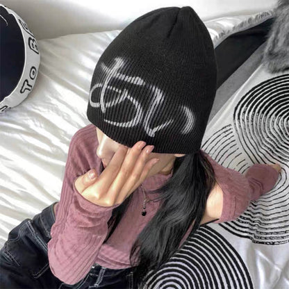 Unisex knitted beanie for warmth