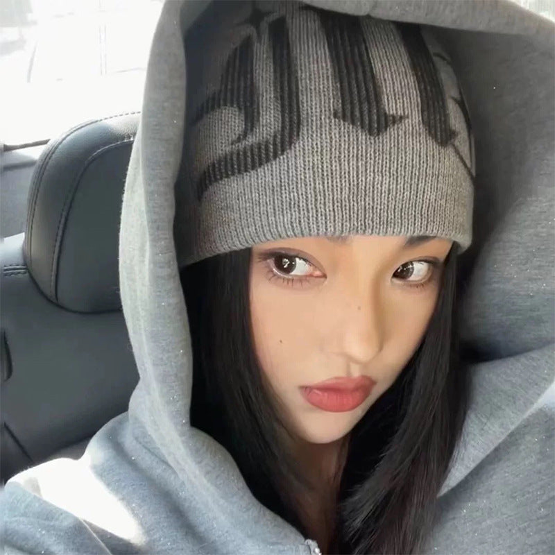 Unisex knitted beanie for warmth