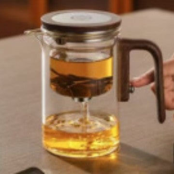 Use a Piaoyi cup to brew a teapot at home